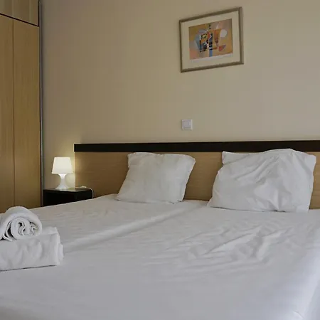 C - бийч с Апартамент *