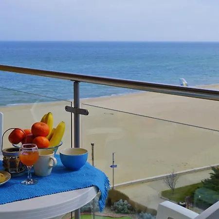 C - бийч с Апартамент