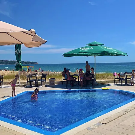 C - бийч с Апартамент