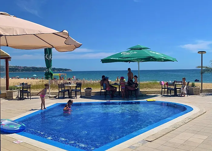 C - бийч с דירה