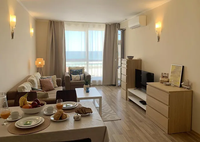 C - бийч с דירה