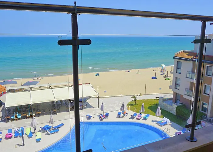 C - бийч с דירה