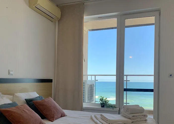 C - бийч с דירה