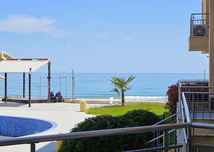 C - бийч с דירה