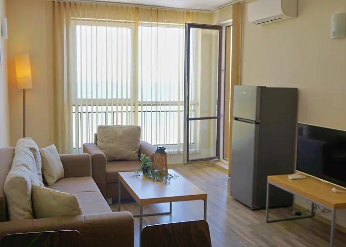 C - бийч с דירה